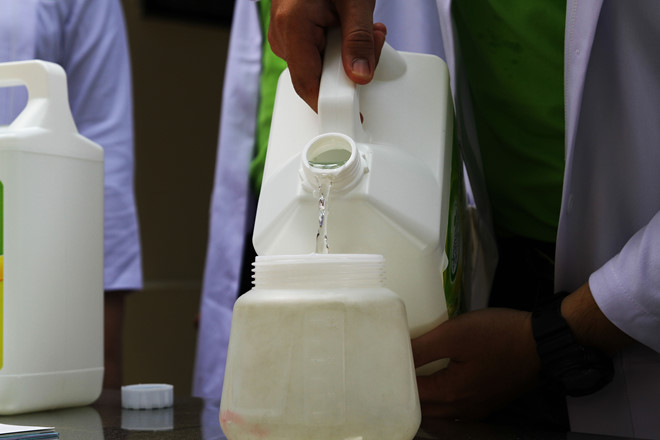 Dung dịch khử khuẩn được sử dụng tại Trường THPT Lê Quý Đôn 