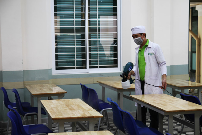 Trường THPT Lê Quý Đôn tiếp tục phun thuốc khử khuẩn toàn trường từ hôm nay cho đến khi học sinh trở lại trường 