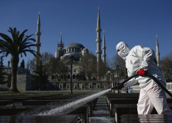 Công nhân khử trùng tại cung điện Dolmabahce - Thổ Nhĩ Kỳ vì dịch Covid - 19