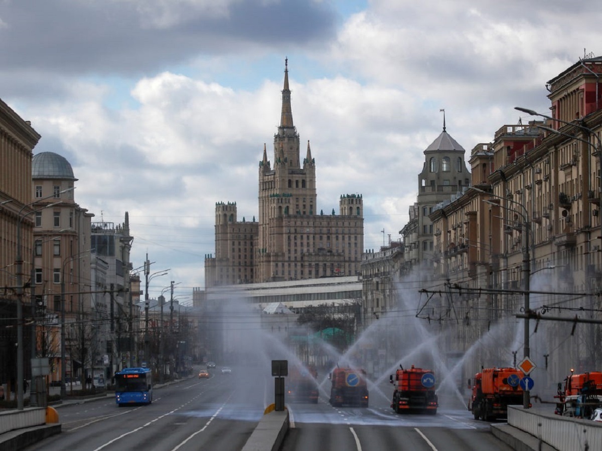 Phun khử trùng, khử khuẩn đường phố ở Moscow, Nga vì dịch bệnh Covid - 19