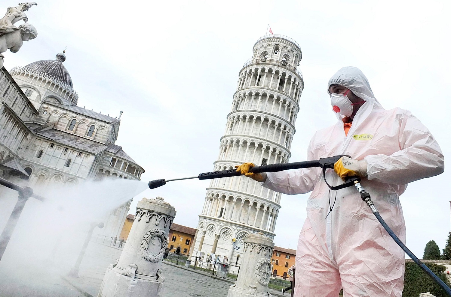 Khử trùng các khu vực gần tháp nghiêng Pisa, Italy vì Covid - 19